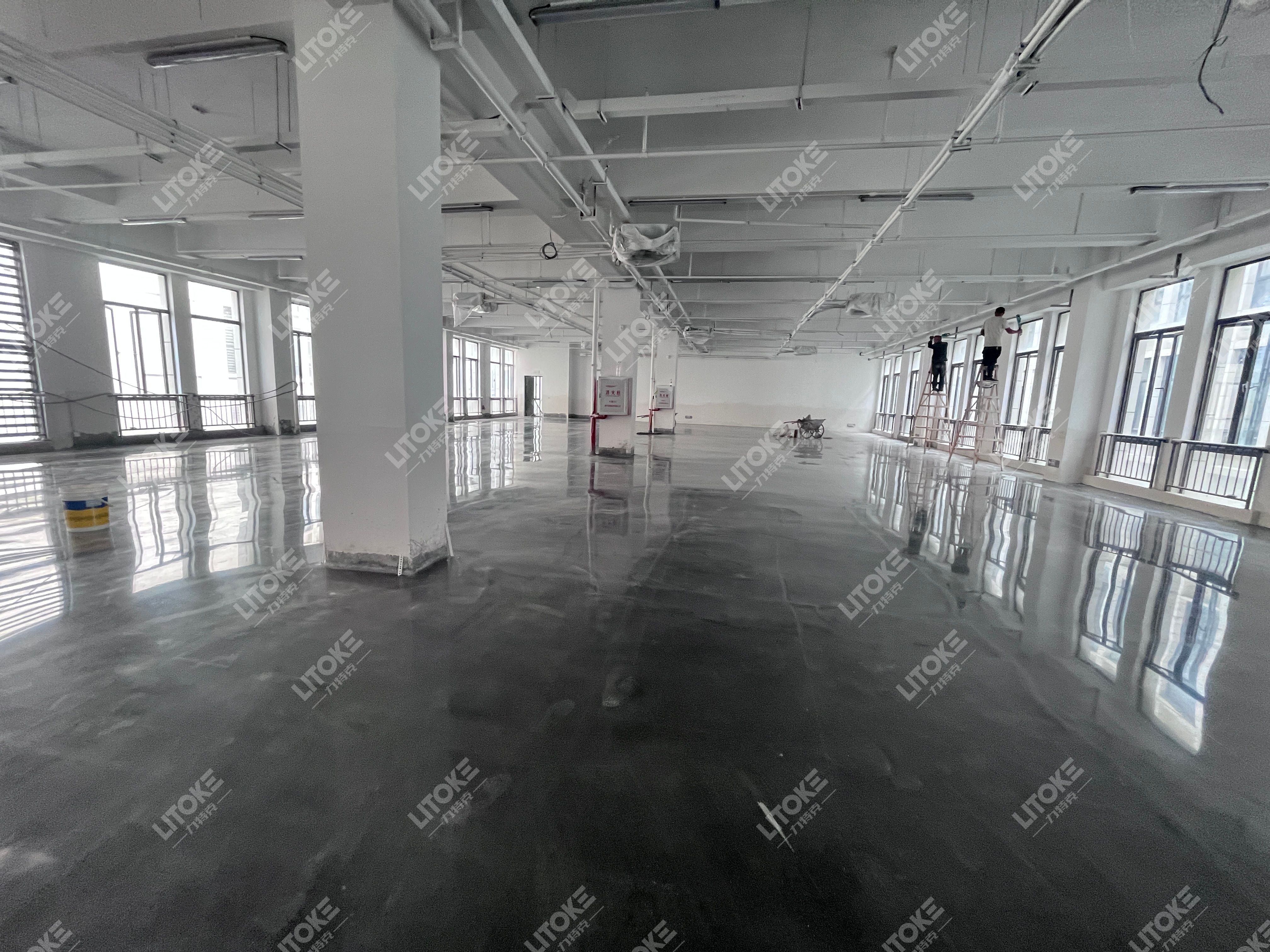 環(huán)氧地坪 vs 金剛砂地坪，工廠車(chē)間選擇哪種更劃算？